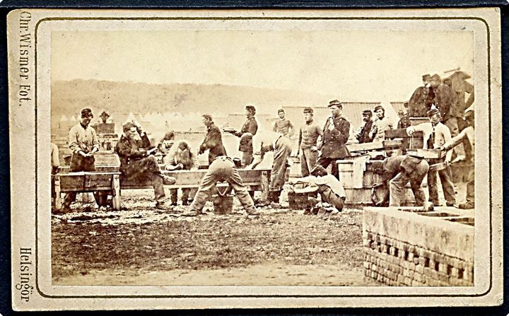 Hald, lejrsamlingen 1876, soldat vaskes. Fotograf Chr. Wismer, Helsingør. Visitkort foto 6½x10 cm.