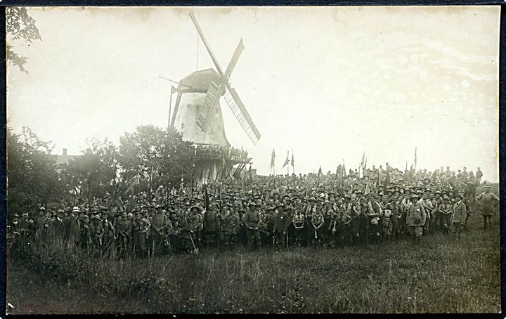 Hindsgavllejren 1919, udflugt med dampskib til Sønderjylland. Ved Dybbøl mølle. U/no.
