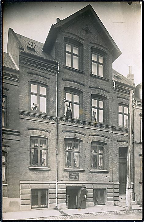 Odense, facade no. 23 med “Fedevarer, Brød og Grønthandel”. Fotokort brugt lokalt i Odense 1913.