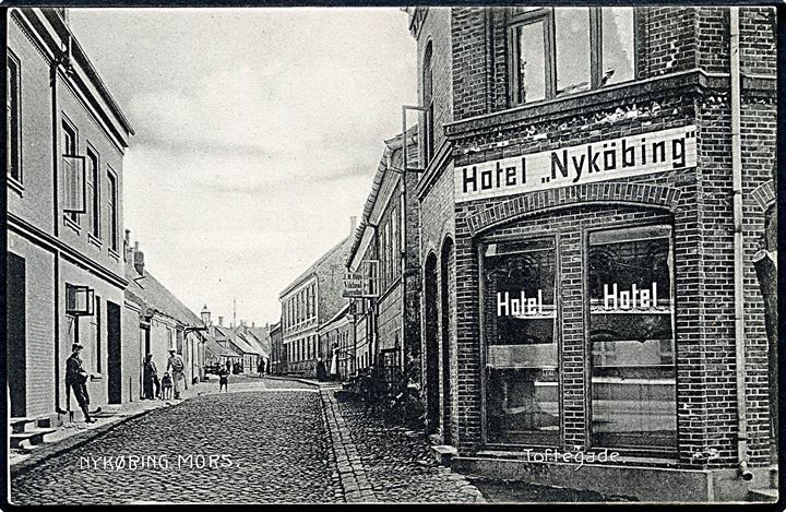 Nykøbing M., Toftegade med Hotel “Nykjöbing”. V. Voetmann no. 11983.