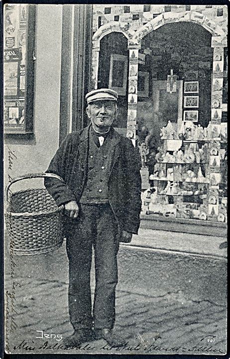 Ringsted, originalen Jens eller “Ægge-Jens” foran boghandel med postkort. A. Flensborg no. 250.