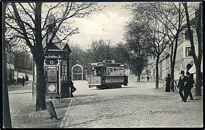 Aarhus, Nørrebrogade med aviskiosk og sporvogn no. 17. Stenders no. 5628.