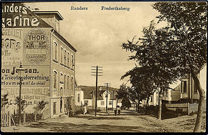 Randers, Frederiksberg med vægreklamer for bl.a. “Thor” pilsner øl. Papircentralen u/no.