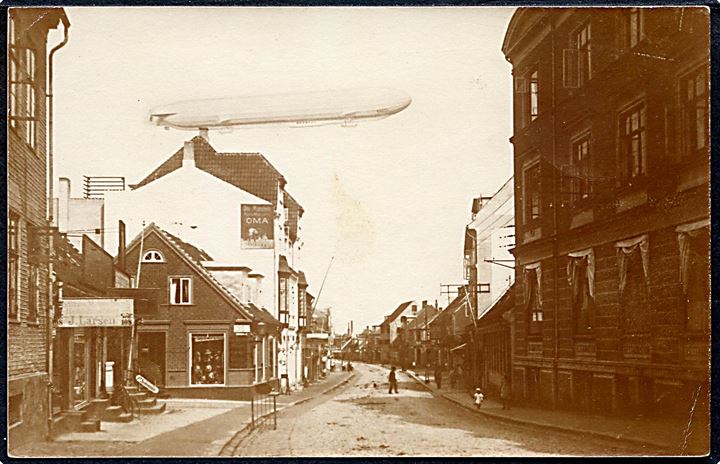 Luftskibet “Hansa” over Algade, Vordingborg 19.9.1912. Fotograf V. Petersen  (samtidig manipulation). U/no.