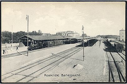 Roskilde, banegård med holdnde damptog. Johs. Bruun no. 2325.