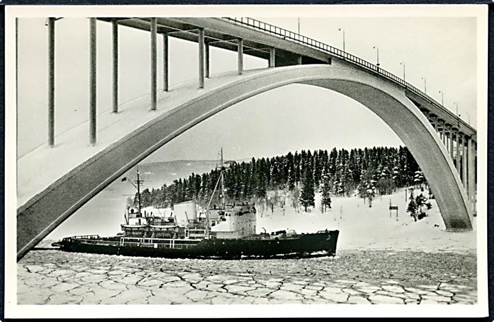 Sverige. “Oden”, isbryder på 1. tur i Ångermanälven d. 16.1.1958. Klint Foto u/no.
