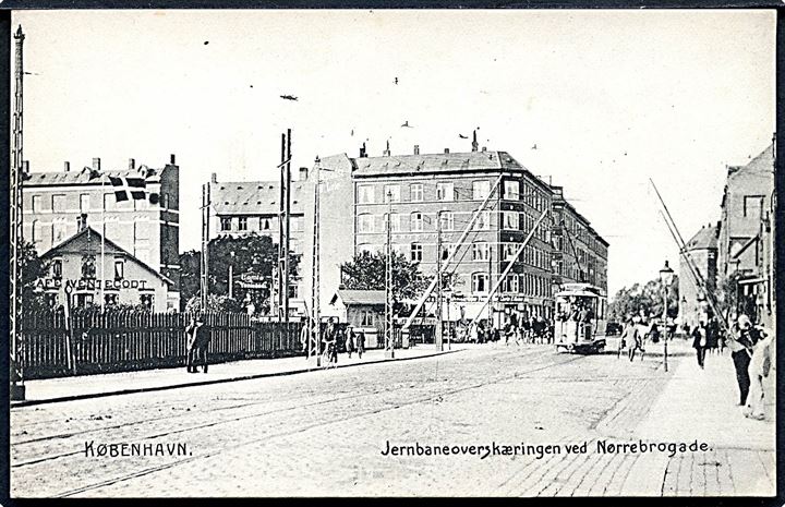 Købh., Nørrebrogade ved jernbaneoverskæringen med sporvogn. Stenders no. 4590.