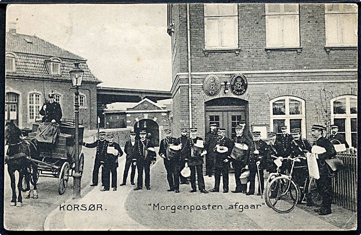 Korsør, Posthuset med postbude. “Morgenposten afgaar”. N. Zachariassen no. 12809.