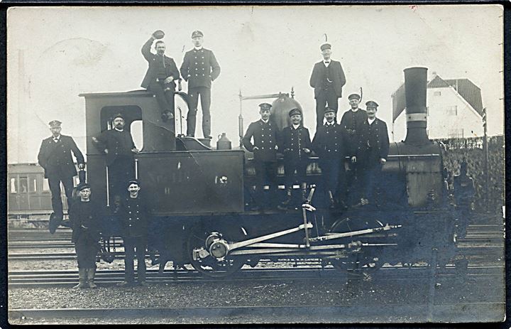 Damplokomotiv med jernbanepersonale. Fotokort u/no.