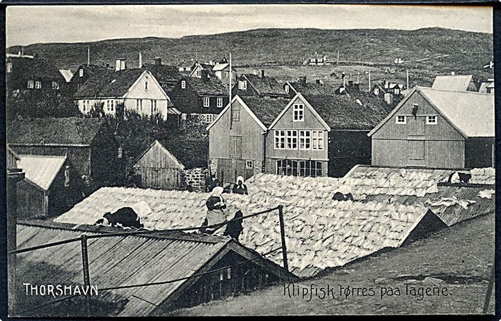 Thorshavn, klipfisk tørres på tagene. Stenders no. 15049.