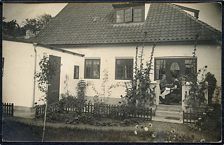 Neksø, Dorthea og Dagmar Larsen’s nye hjem. Fotokort J. Hansen u/nr.