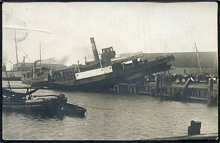 “Esbjerg”, S/S, Fanø-færgen kastet på land i Esbjerg under stormfloden d. 3.-4.12.1909. Fotokort u/no. Knæk.