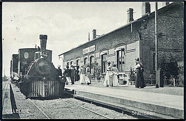 Gilleleje, Jernbanestation med holdende damptog. V. O. Søtofte no. 185.