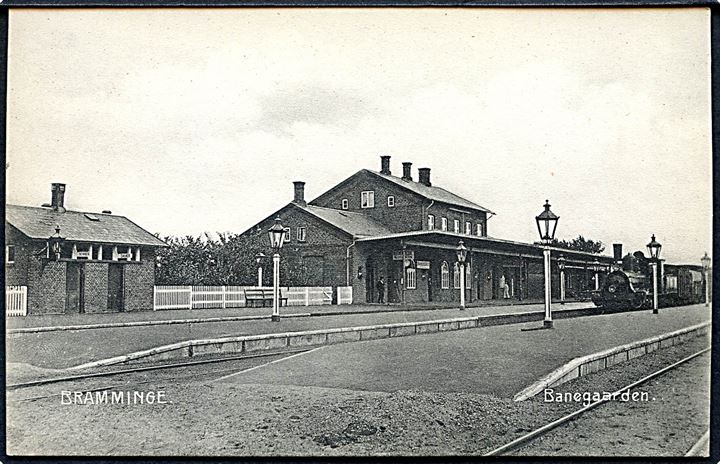 Bramminge, Jernbanestation med holdende damptog. M. Hansen no. 4308.