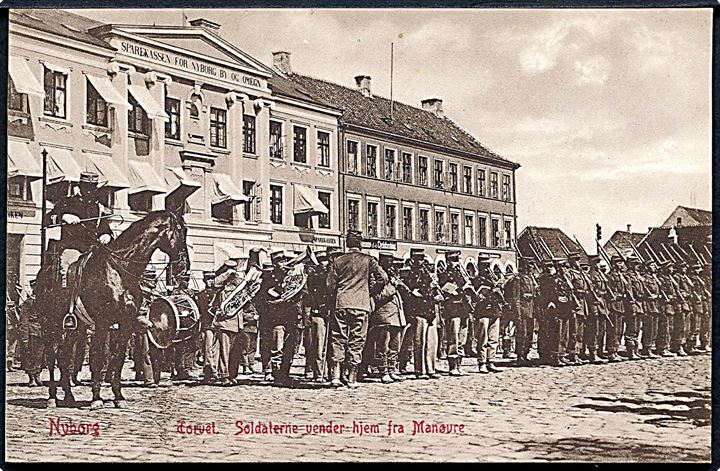 Nyborg, Torvet. Soldater vender hjem fra Manøvre. Warburg no. 6151.