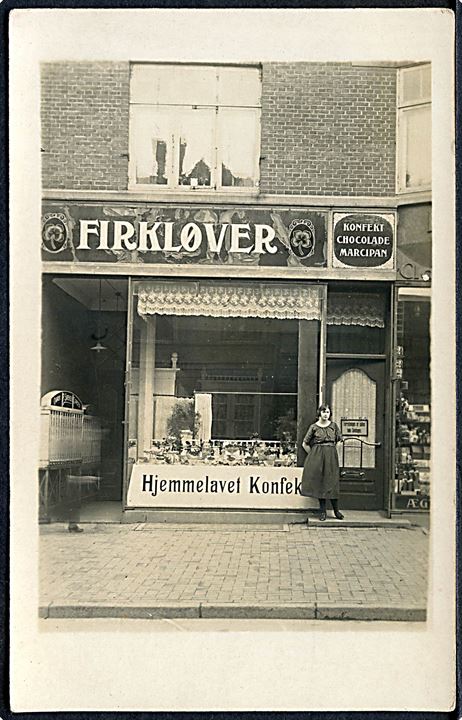 Købh., St. Kongensgade, facade m. konfektureforretning “Firkløver”. Fotokort u/no.