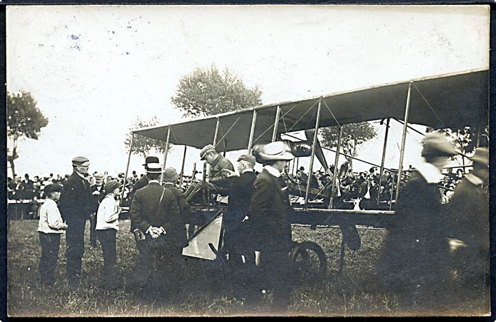 Robert Thelen i sin Wright-maskine under flyvning på Sjælland i sept. 1911. Fotokort u/no.