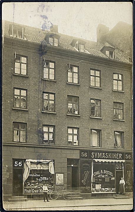 Købh., Istedgade 56 med Torvehallen “Isted” og Carl A. Beizel’s symaskineforretning. Fotokort u/no.