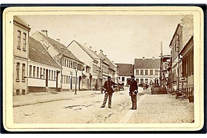 Fredericia, Gothersgade mod Danmarksgade med L. Windeløv isenkram og soldater. Visitkort foto 6x10 cm.