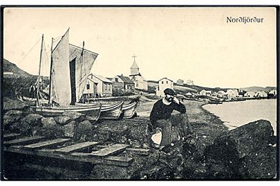Nordfjördur, havneparti med fiskefartøjer. O. Johnsson & Kaaber no. 11012.