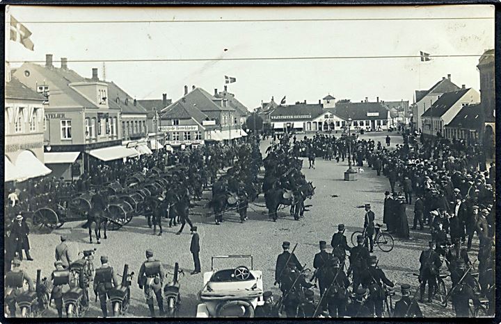 Rønne, Store Torv. Parade med soldater og frivillige korps under manøvren 1912. Fotokort u/no.