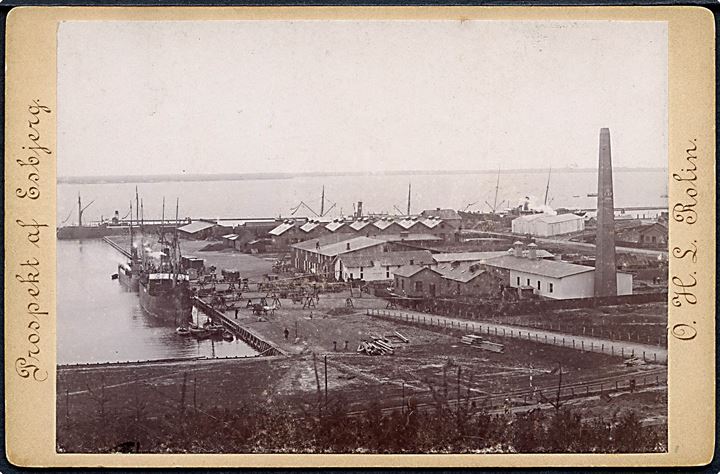 Esbjerg, udsigt over havnen med dampskibe, bl.a. S/S “Neptun”. Kabinetfoto O. H. S. Rolin 10½x16½ cm. 