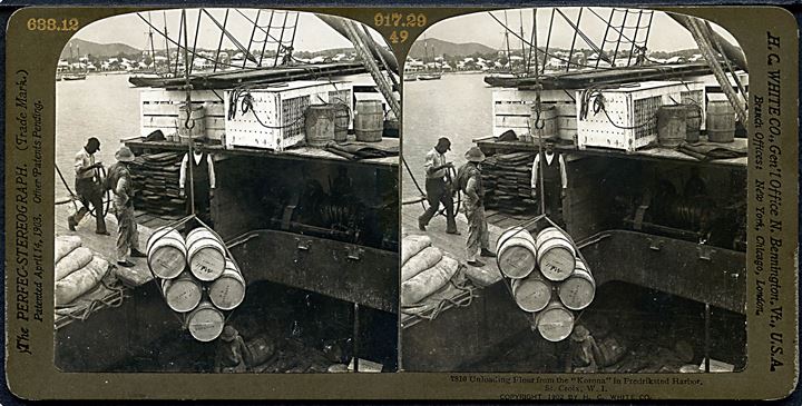 D.V.I., St. Croix, Frederiksted. Mel lastes fra S/S “Korona”. Stereofoto H. C. White & Co. 9x18 cm.