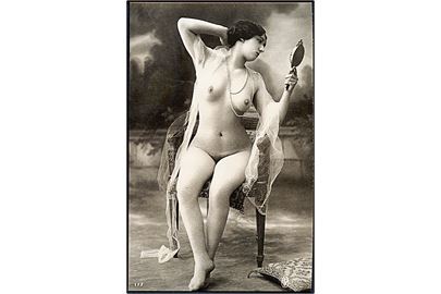 Erotisk postkort. Nøgen kvinde iført blonder, sidder i stol. Nytryk Stampa PR no. 47.  