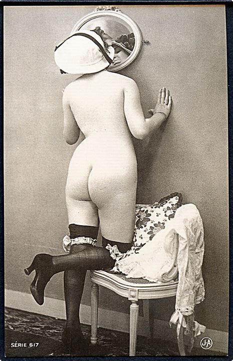 Erotisk postkort. Nøgen kvinde med ryggen til, kigger i lille spejl på væggen. Nytryk Stampa PR no. 49.   