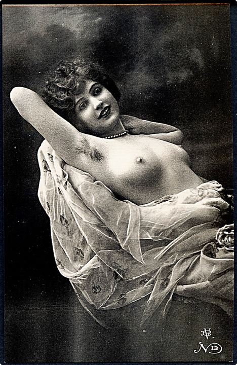 Erotisk postkort. Topløs kvinde med blonder omkring sig. Nytryk Stampa PR no. 56.  