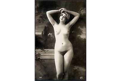 Erotisk postkort. Nøgen kvinde kun iført hat. Nytryk Stampa PR no. 120.   