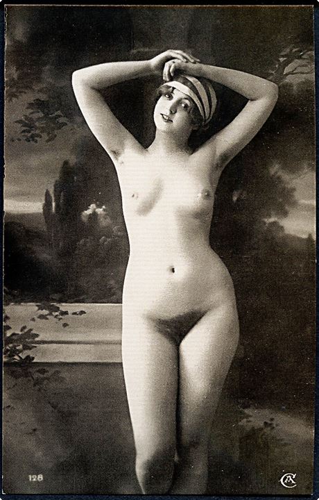 Erotisk postkort. Nøgen kvinde kun iført hat. Nytryk Stampa PR no. 120.   