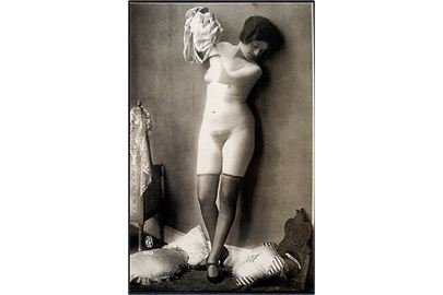 Erotisk postkort. Kvinde kun iført knæstrømper og stiletter. Nytryk Stampa PR no. 134.   