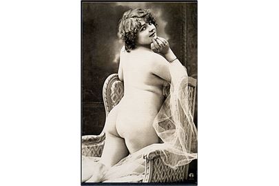 Erotisk postkort. Nøgen kvinde poserer med ryggen til, siddende i stol. Nytryk Stampa PR no. 148. 