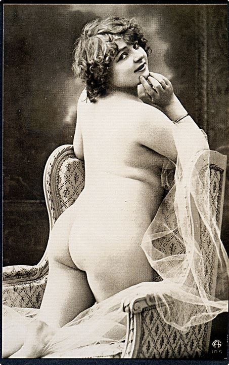 Erotisk postkort. Nøgen kvinde poserer med ryggen til, siddende i stol. Nytryk Stampa PR no. 148. 