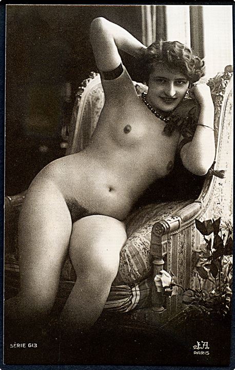 Erotisk postkort. Nøgen kvinde sidder i stol. Nytryk Stampa PR no. 186.   