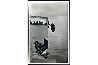Nedkastning af mindekrans for Skagerak-slaget fra tysk turistskib i 1935. U/no.