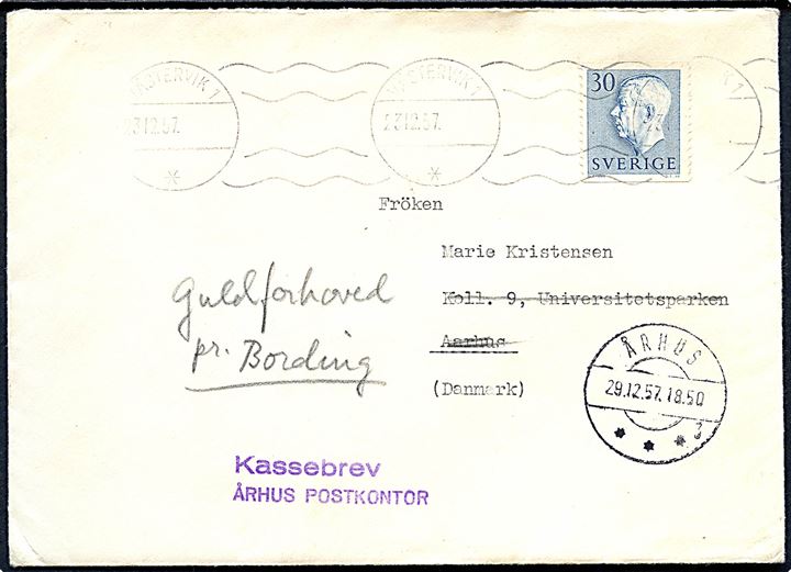 Svensk 30 öre Gustaf på brev fra Västervik d. 23.12.1957 til Aarhus, Danmark. Eftersendt til Guldforhoved pr. Bording med violet stempel: Kassebrev / Århus Postkontor.