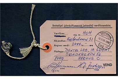 Manila-mærke - formular P32 (10-68) - til Beskadiget (uforskriftsmæssigt behandlet) værdiforsendelse stemplet København d. 17.11.1976 til Aarhus. Vedhængende blyplombe.