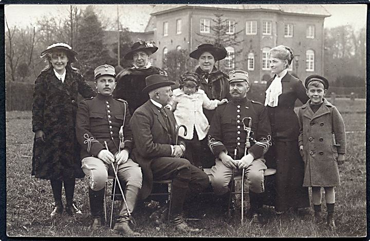 Holstenhus, familiebillede fra haven. Fotokort u/no. dateret april 1916.