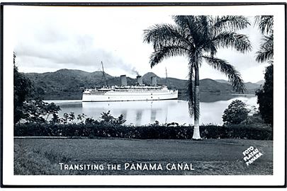 Panama kanalen med stort passagerskib. U/no.