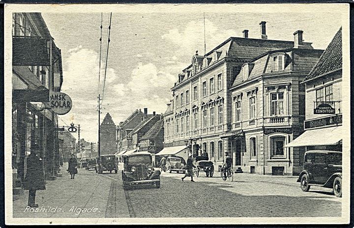 Roskilde, Algade med automobiler. Banegaardskiosken no. 4543.