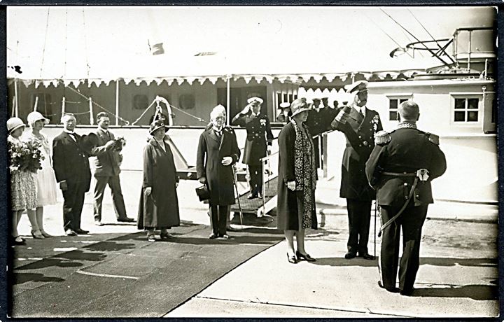Faaborg, Chr. X og Dr. Alexandrine forlader kongeskibet Dannebrog i Faaborg d. 16.7.1929 i forbindelse med byens 700 års købstadsjubilæum. Fotokort u/no.