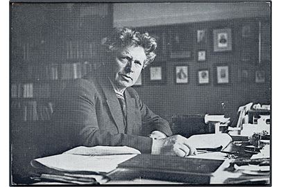 Jeppe Aakjær ved sit skrivebord på Jenie 1924. Kunstnerhjem i Roslev. U/no. 
