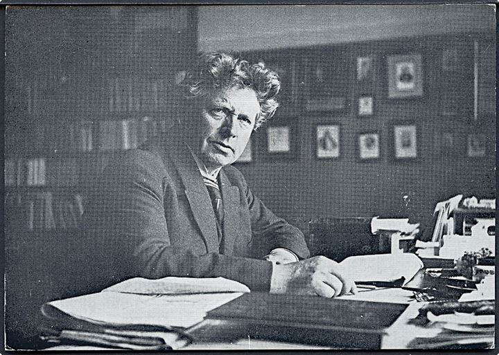 Jeppe Aakjær ved sit skrivebord på Jenie 1924. Kunstnerhjem i Roslev. U/no. 