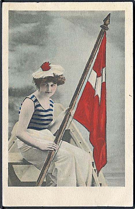 Kvinde sidder i jolle med dansk flag. U/no. 
