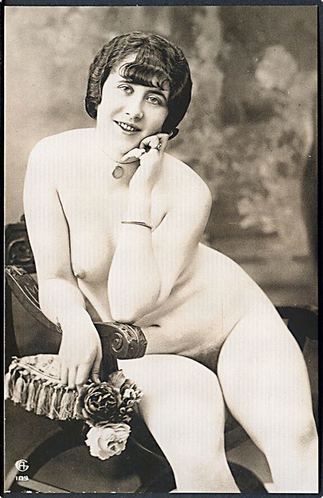 Erotisk postkort. Nøgen kvinde med blomster i hånden. Nytryk Stampa PR no. 102.    
