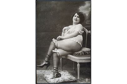 Erotisk postkort. Topløs kvinde sidder i sofa. Nytryk Stampa PR no. 162.   