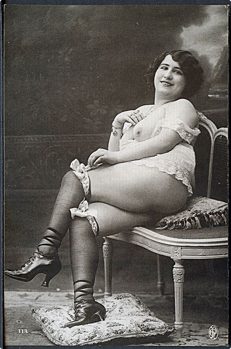 Erotisk postkort. Topløs kvinde sidder i sofa. Nytryk Stampa PR no. 162.   