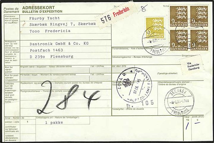 9 kr. (fireblok) og 10 kr. Rigsvåben på internationalt adressekort for pakke annulleret med pr.stempel Skærbæk Fredericia d. 4.8.1985 til Flensburg, Tyskland.